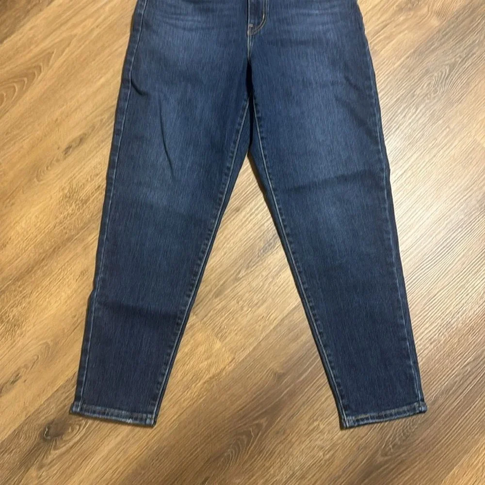 Levi's high waisted mom jean dark wash denim jeans size 27‎